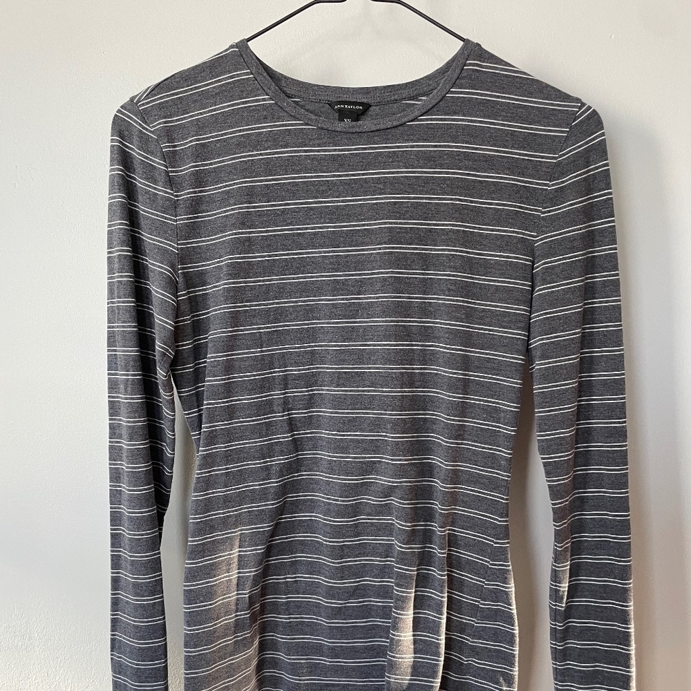 Ann Taylor Long Sleeve Grey Fitted T-shirt | XS